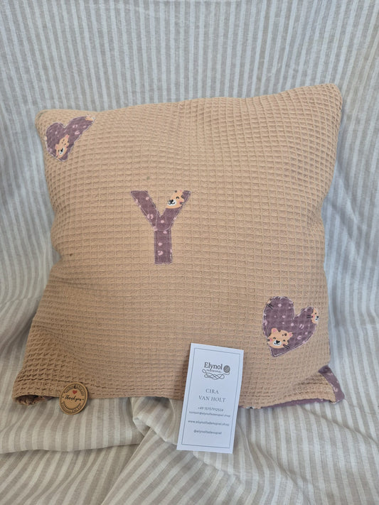 Personalisierter Kissenbezug 40x40 cm – handgemacht mit Applikation & Initialen auf der Rückseite