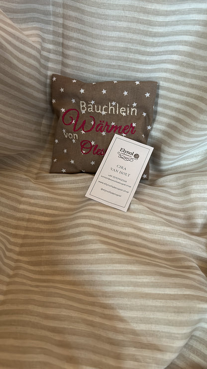 Bäuchlein Wärmer mit Namen – personalisierter Körnerkissen-Bezug 12x12 cm mit Dinkelkissen