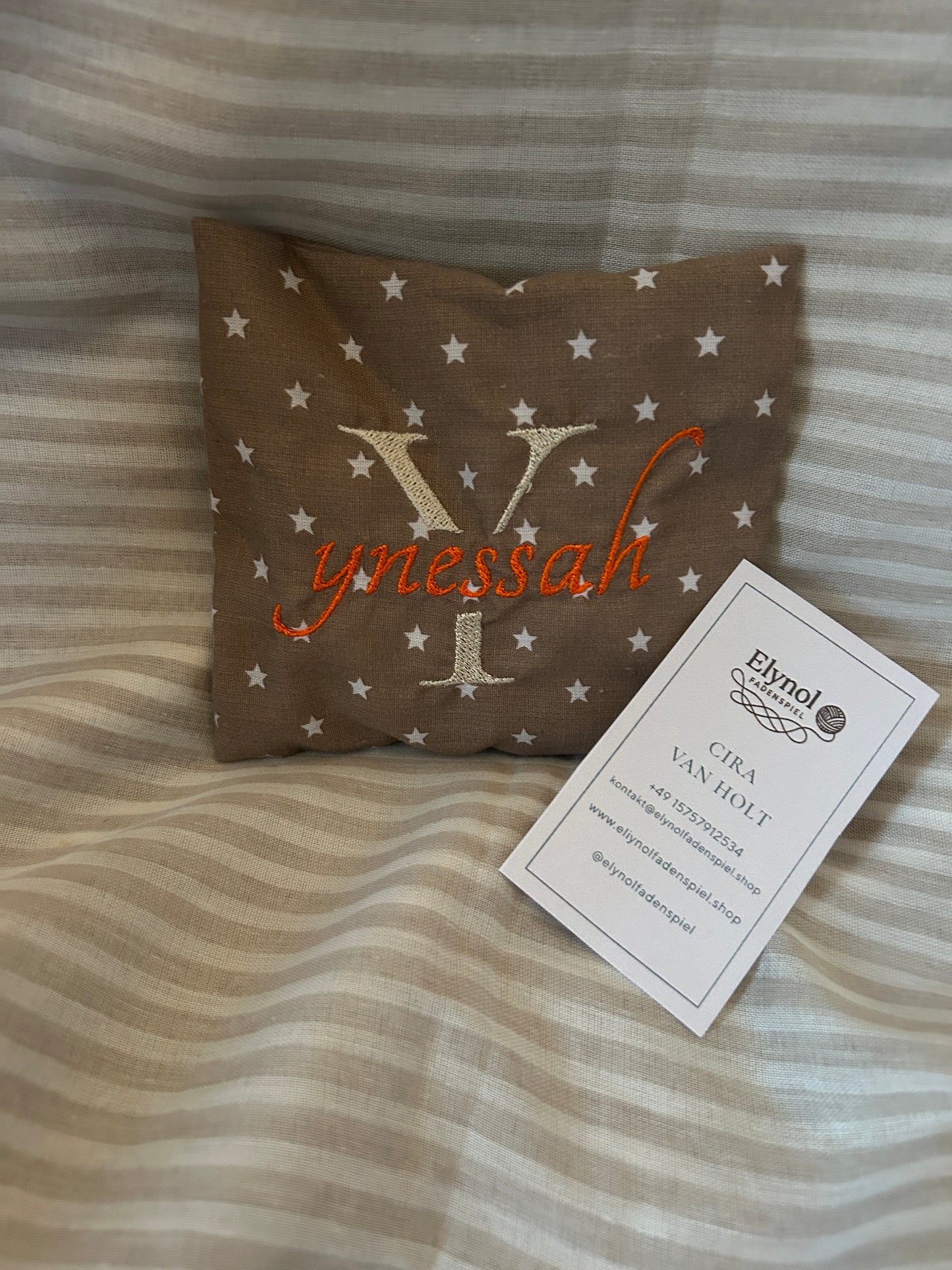 Personalisierter Körnerkissen-Bezug 12x12 cm mit Dinkelkissen – handgemacht mit Namen & Initiale für Baby, Kleinkind oder als Handwärmer