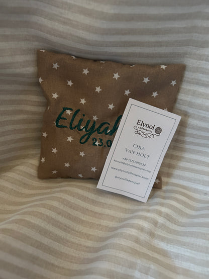 Personalisierter Körnerkissen-Bezug 12x12 cm mit Dinkelkissen – handgemacht mit Namen & Geburtsdatum