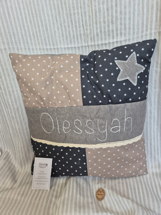 Personalisierter Kissenbezug 40x40 cm – handgemacht mit Namen & Applikation auf der Vorderseite